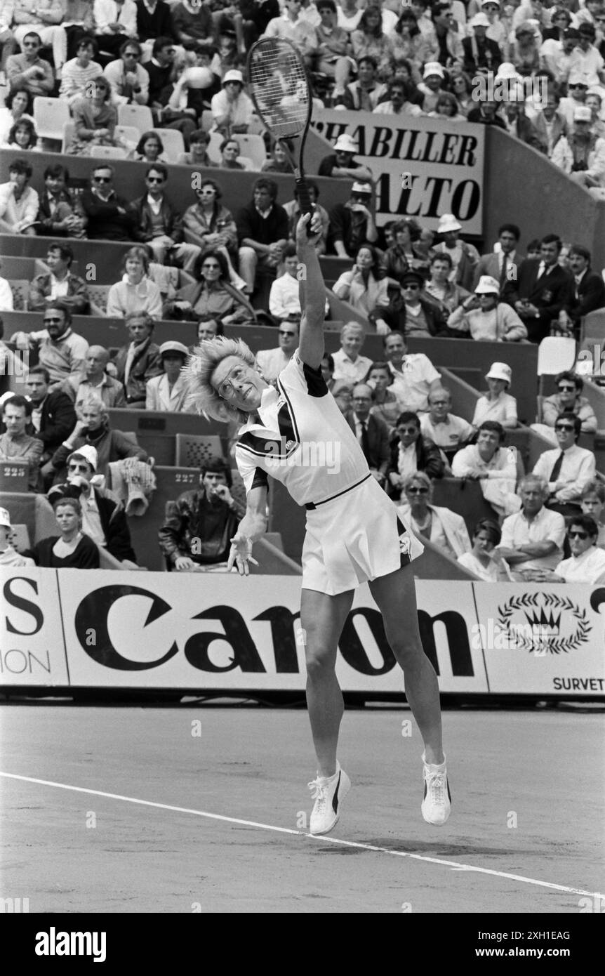 La joueuse de tennis américaine Martina Navratilova lors de la finale féminine de l'Open de France contre l'américain Chris Evert (vainqueur), le 8 juin 1985 Banque D'Images