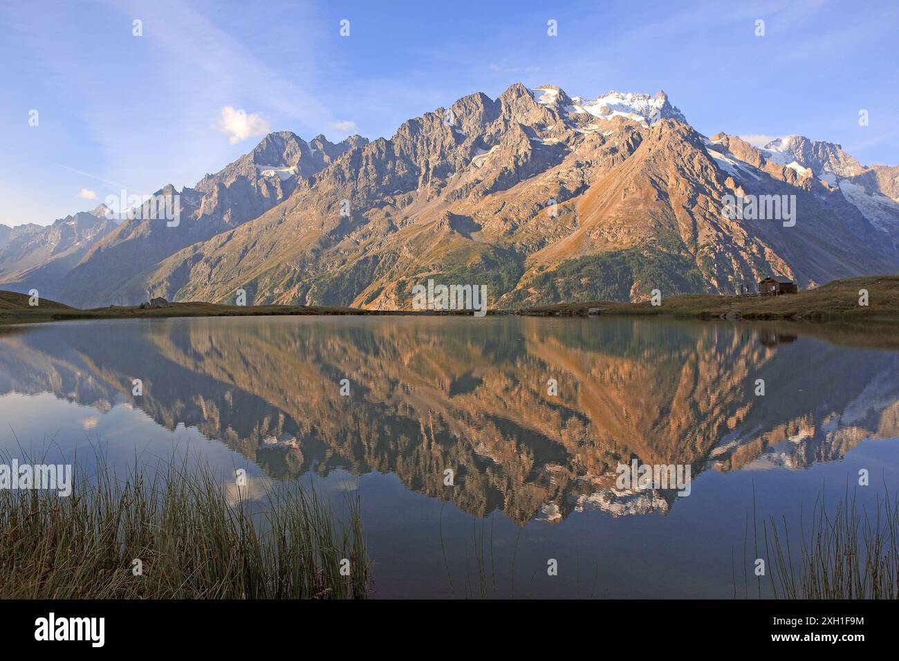 France, Hautes-Alpes Villar-d'Arêne, le lac du Pontet, reflet et lumière en automne Banque D'Images