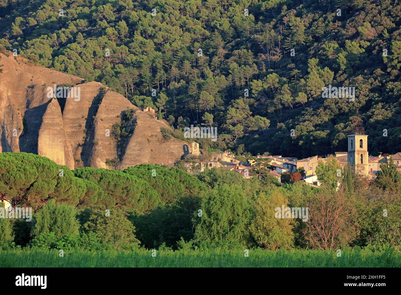 France, Alpes-de-haute-Provence, les Mées, village situé au bord de la Durance, les Pénitents des Mées Banque D'Images