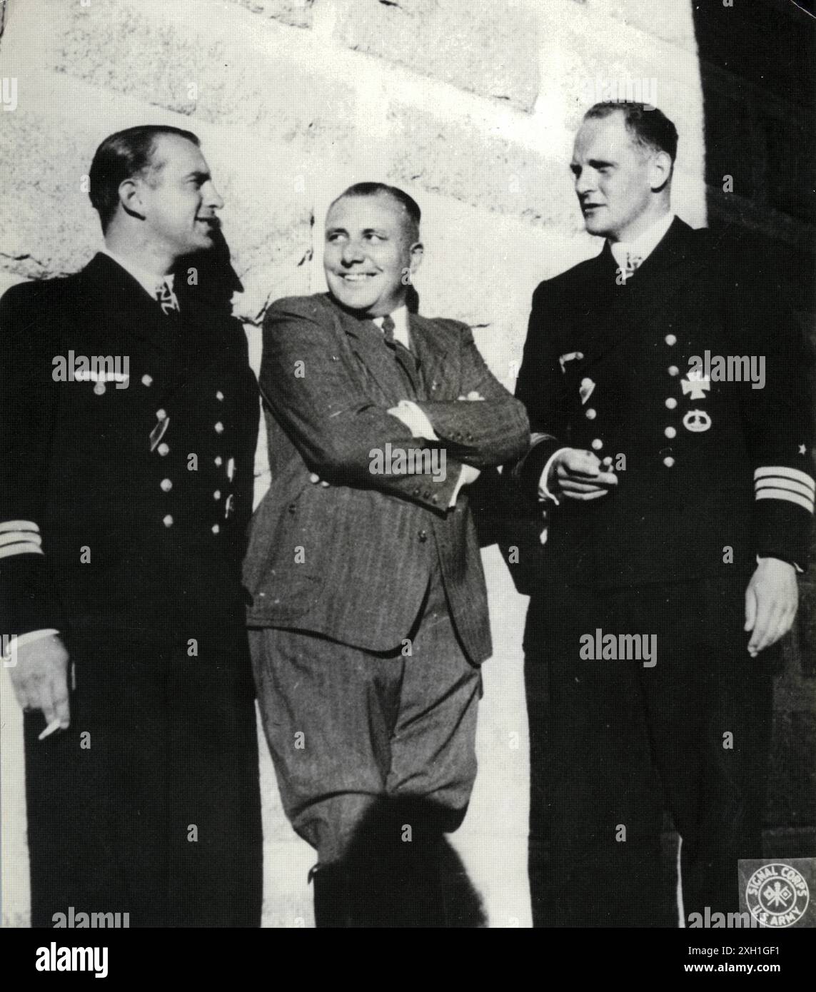 Martin Bormann (au centre) et Erich Topp (à droite), hauts dignitaires nazis, en conversation lors de leur visite au Berghof, la maison de vacances d'Adolf Hitler. 1942 photo trouvée dans l'album de la maîtresse d'Adolf Hitler, Eva Braun. Banque D'Images