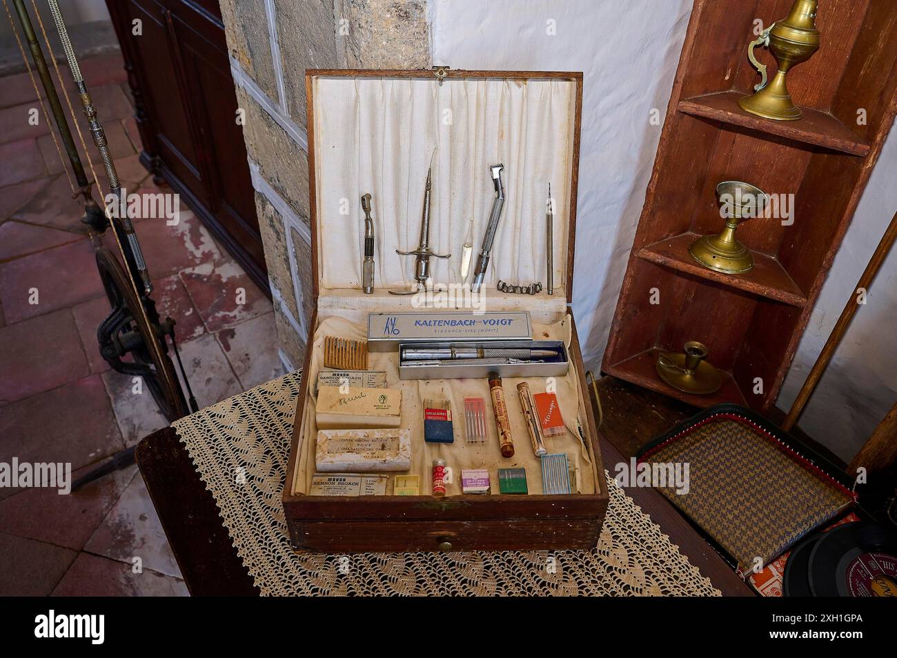 Une vieille boîte à outils avec des instruments médicaux et des ustensiles de couture sur une étagère en bois antique, Simantiris House, Chora, ville principale de Patmos, Patmos, Vieux Banque D'Images