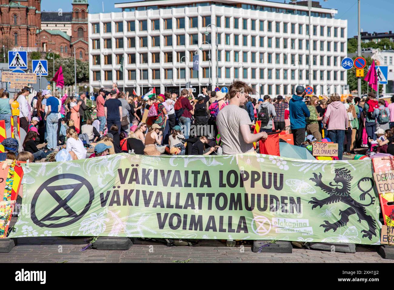 Väkivalta loppuu väkivallattomuuden voimalla. Bannière à la manifestation d'occupation de rue d'Elokapina sur Pohjois-Esplanadi à Helsinki, Finlande. Banque D'Images