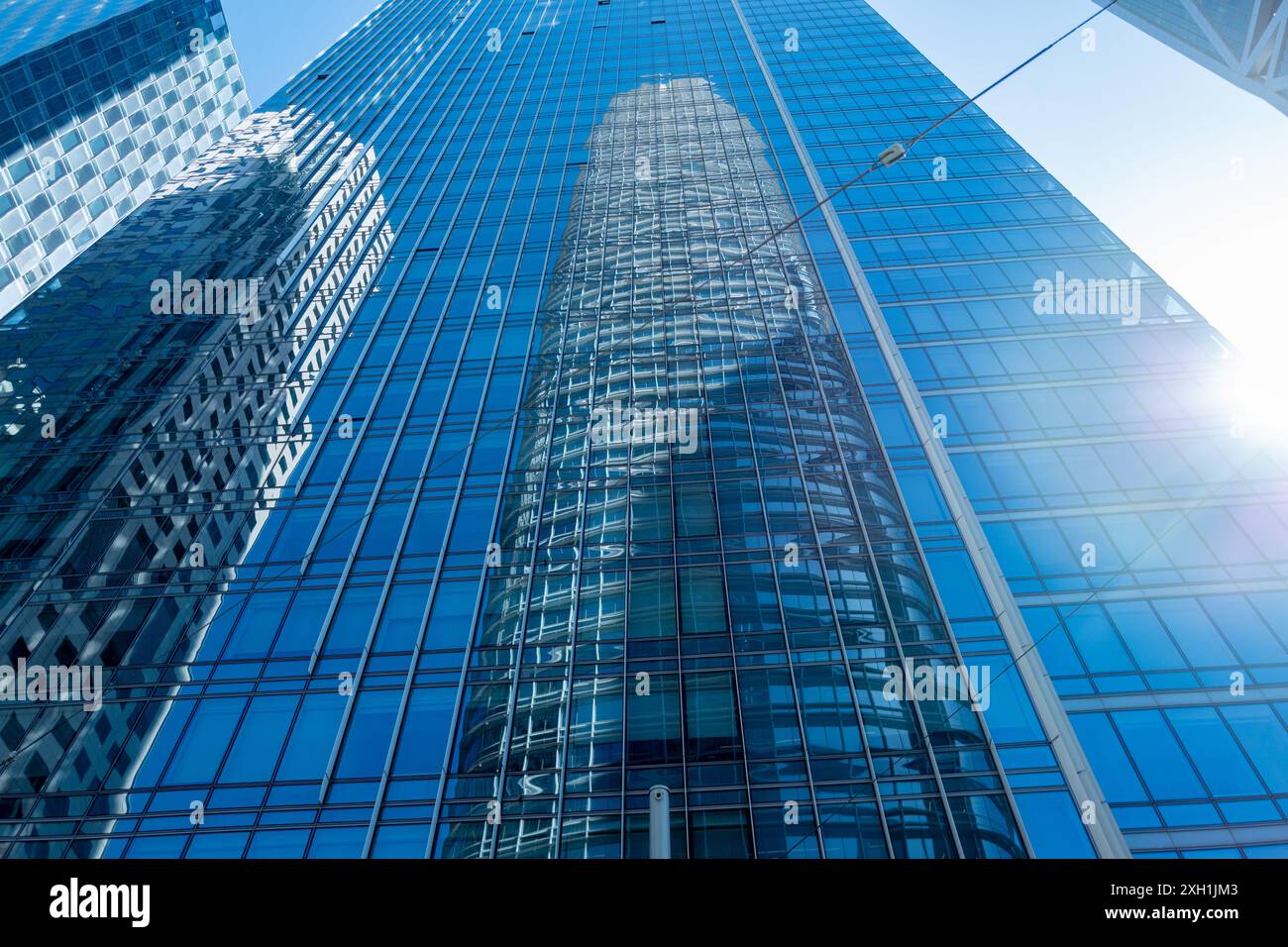 San Francisco, États-Unis. 28 juin 2024. Gros plan de Side of Millennium Tower avec Salesforce Tower reflétée dans une façade en verre, San Francisco, Californie, 28 juin 2024. (Photo Smith Collection/Gado/Sipa USA) crédit : Sipa USA/Alamy Live News Banque D'Images