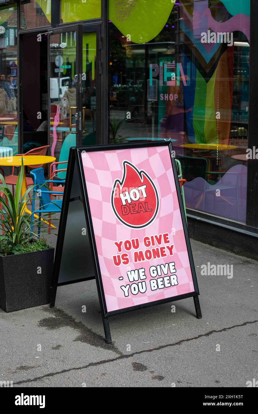 Offre exceptionnelle. Vous nous donnez de l'argent - nous vous donnons de la bière. Panneau de trottoir drôle En A devant le magasin de bière artisanale Pien dans le quartier de Kluuvi à Helsinki, en Finlande. Banque D'Images
