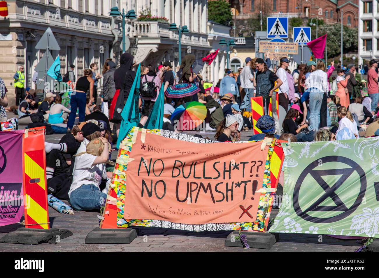 Banderole manuscrite critiquant l'entreprise forestière finlandaise UPM-Kymmene lors de la manifestation d'occupation de rue d'Elokapina à Helsinki, en Finlande Banque D'Images