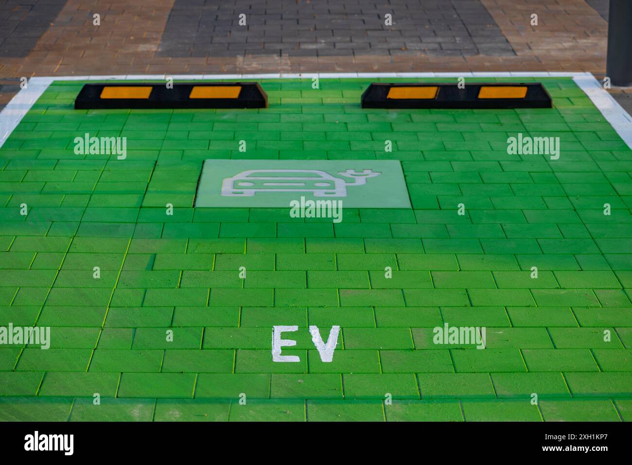 Construction d'une station de recharge pour voitures électriques dans un centre commercial, chantier de construction pour chargeurs de voiture Banque D'Images