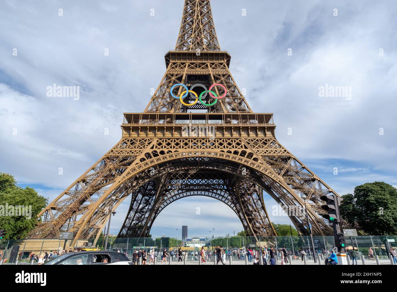 Paris, France - 5 juillet 2024 : vue panoramique sur la majestueuse Tour Eiffel décorée des anneaux olympiques à Paris France Banque D'Images