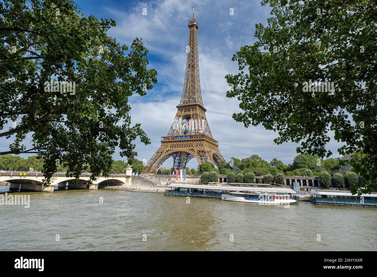 Paris, France - 5 juillet 2024 : vue panoramique sur la majestueuse Tour Eiffel décorée des anneaux olympiques à Paris France Banque D'Images
