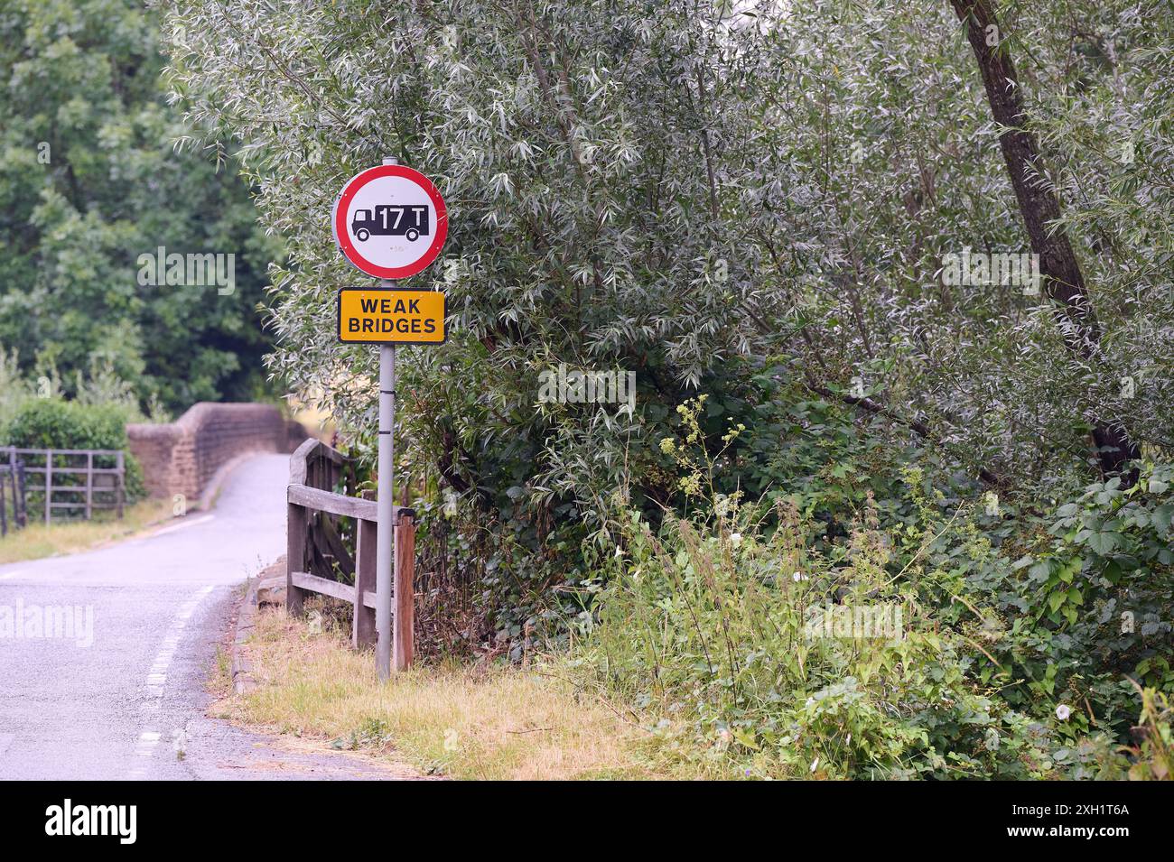 10 juil. 2024 - londres royaume-uni : panneau signalant un pont faible sur une voie étroite dans la campagne Banque D'Images