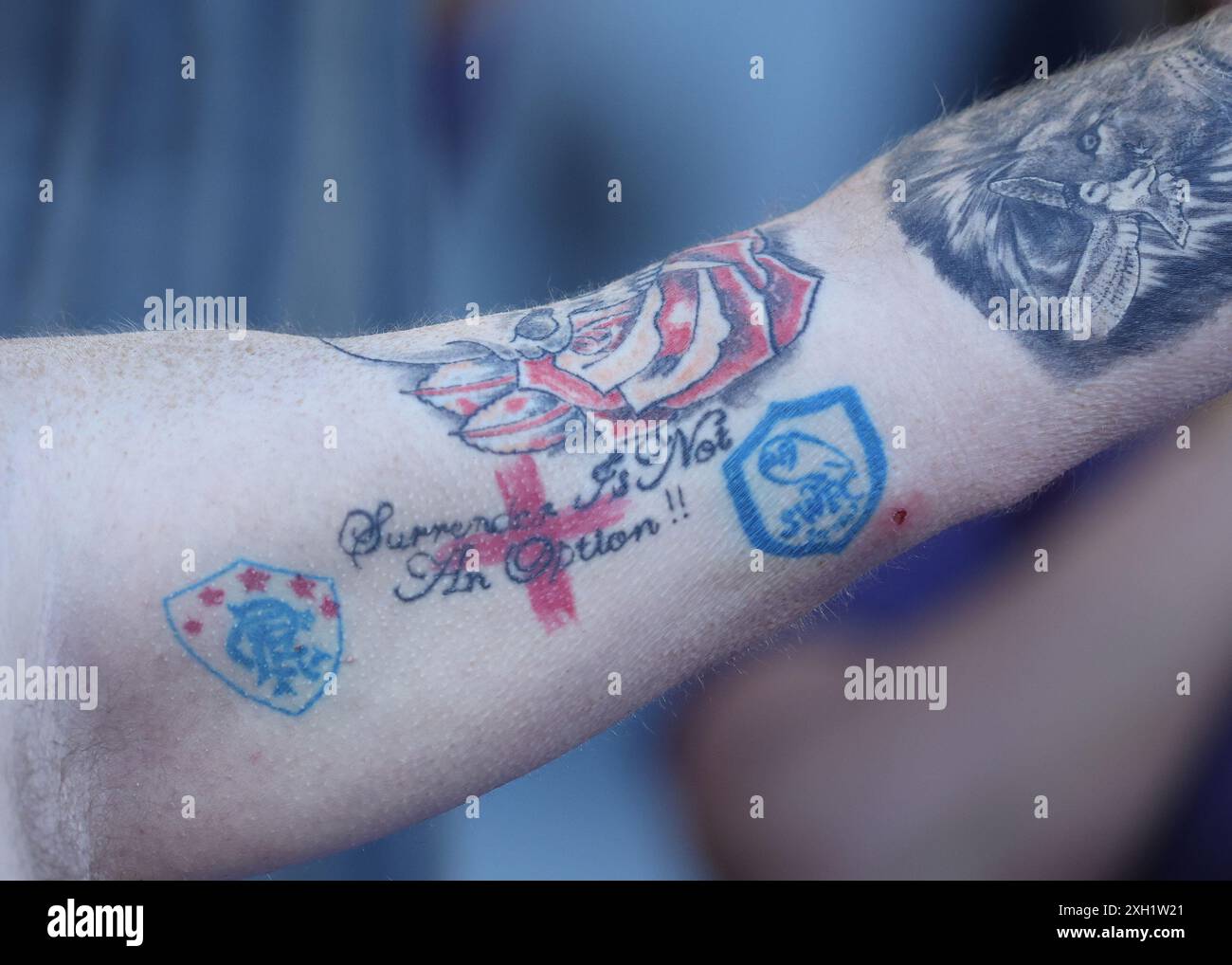 Munich, Allemagne. 9 juillet 2024. Une vue du tatouage d'un fan de l'Angleterre disant que "la reddition n'est pas une option" lors de la demi-finale des Championnats d'Europe de l'UEFA à Allianz Arena, Munich. Le crédit photo devrait se lire : Paul Terry/Sportimage crédit : Sportimage Ltd/Alamy Live News Banque D'Images