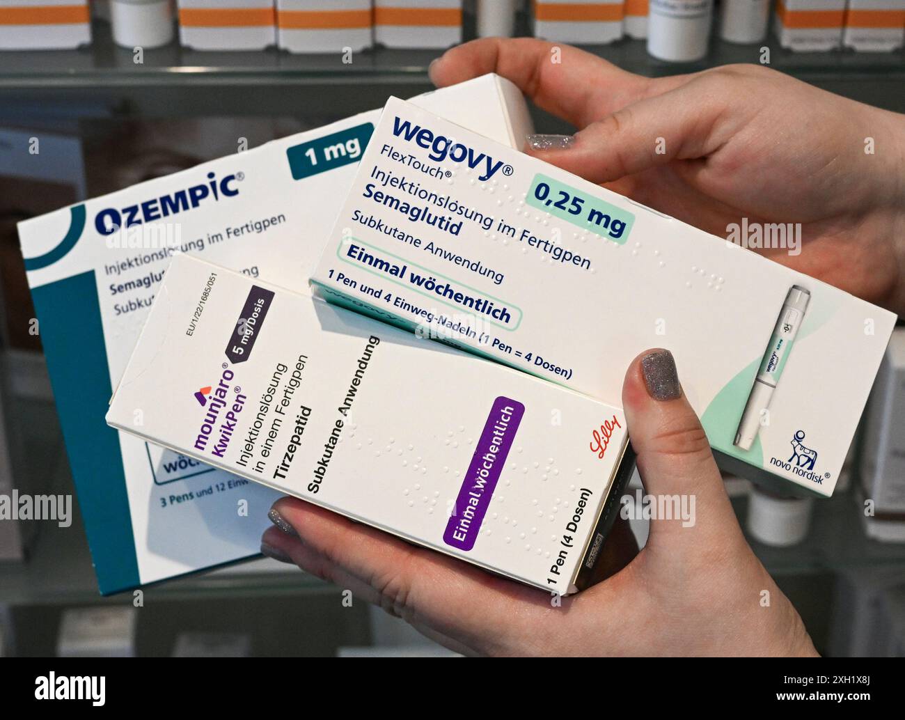 Berlin, Allemagne. 11 juillet 2024. Les seringues de perte de poids des marques 'Wegovy', 'Ozempic' et 'Mounjaro' sont vendues chez In der achat Apotheke à Mitte. La seringue amincissante 'Wegovy' est disponible en Allemagne depuis un an maintenant. Crédit : Jens Kalaene/dpa/Alamy Live News Banque D'Images
