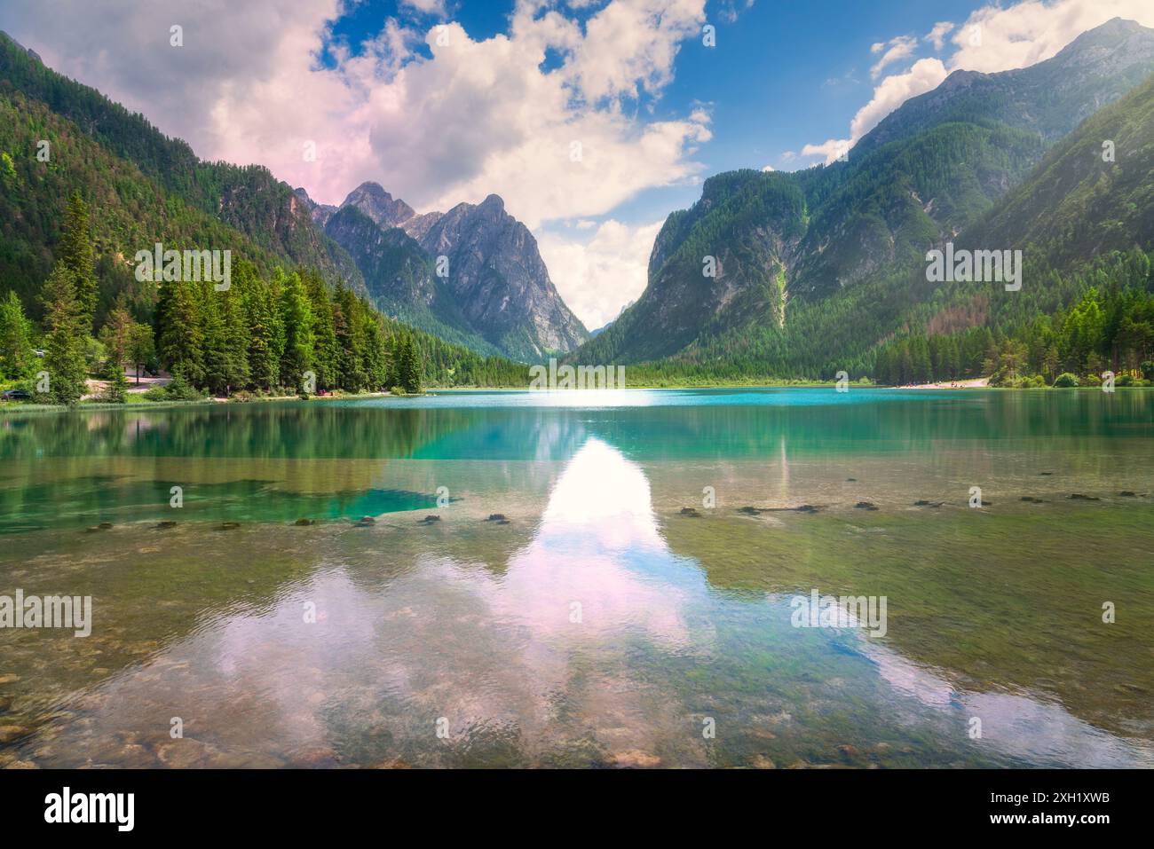 Paysage du lac Dobbiaco ou Toblacher voir dans les Dolomites. Le magnifique reflet des montagnes dans les eaux du lac. Vallée de Pusteria, Banque D'Images