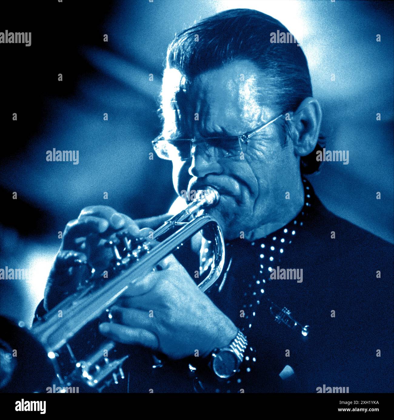 Samois, France - 21 juin 1987 - Portrait du musicien de jazz Chett Baker jouant de la trompette en bleu monochrome Banque D'Images