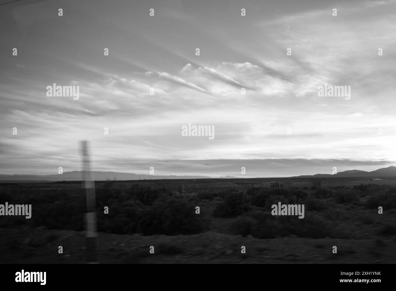 Road trip scène voyageant en voiture sur les routes du moyen Atlas au Maroc. Vous pouvez voir le mouvement de la voiture et un beau panorama avec quelques c Banque D'Images