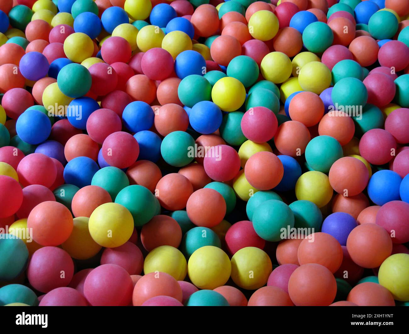 Boules en plastique colorées se ferment comme arrière-plan Banque D'Images