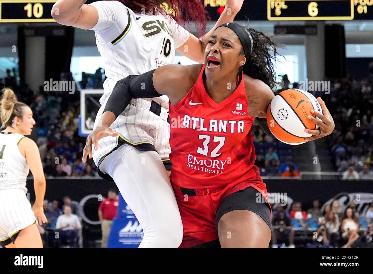 Atlanta Dream's Cheyenne Parker-Tyus drives to the basket in a WNBA basketball game against the Chicago Sky on Wednesday, July 10, 2024, in Chicago. (AP Photo/Charles Rex Arbogast) Banque D'Images