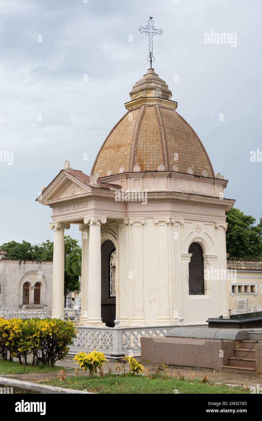 LA HAVANE, CUBA - 28 AOÛT 2023 : crypte de Julian Alvarez dans le cimetière de Cementerio de Cristobal Colon à la Havane, Cuba Banque D'Images