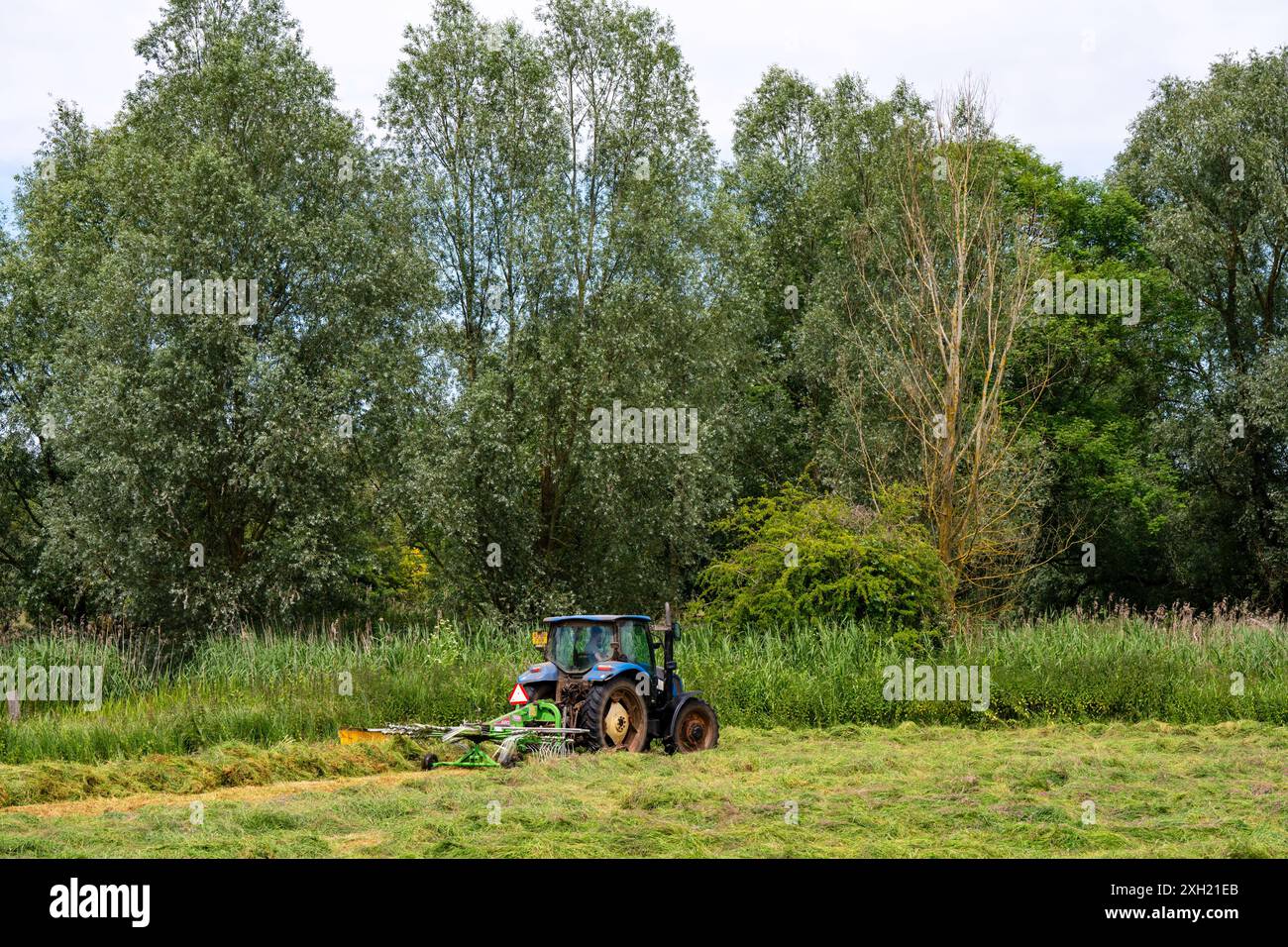 Hay Turning Ufford Suffolk Angleterre Banque D'Images