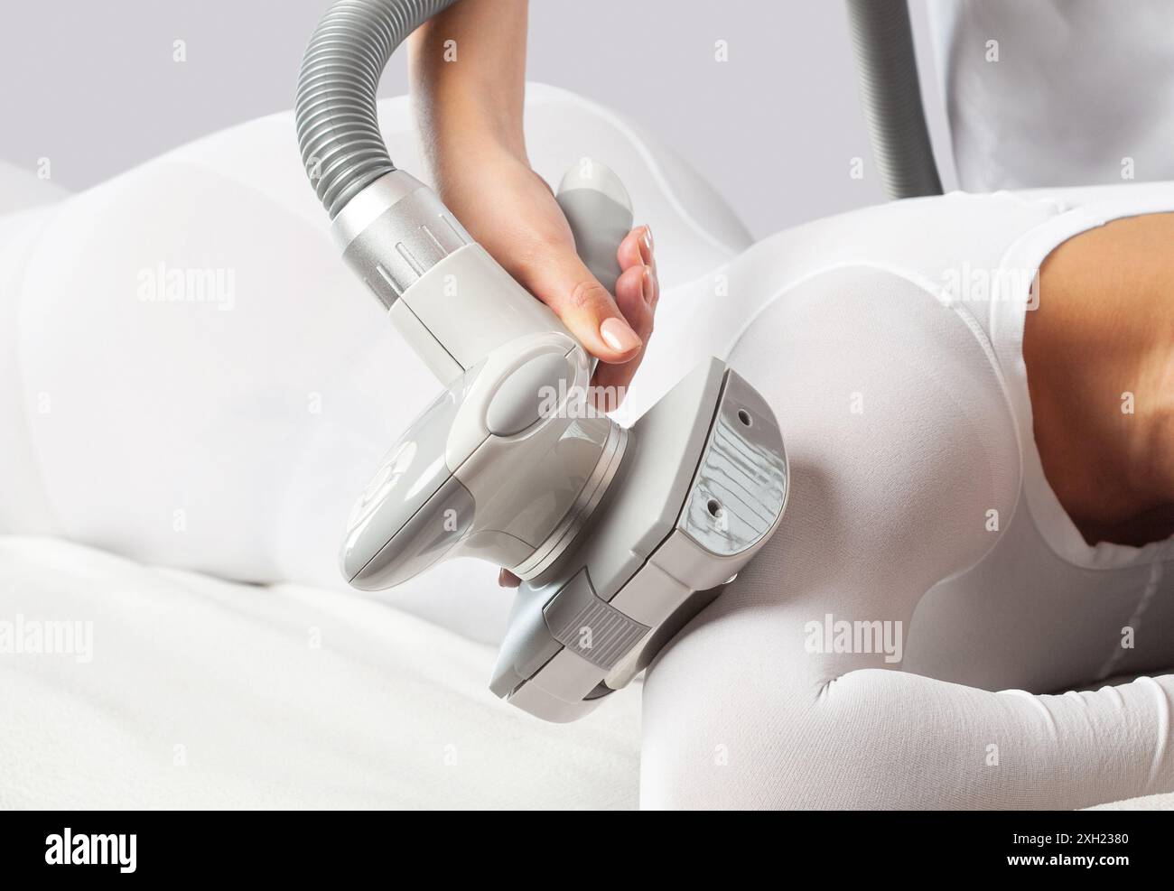 Masseur fait un massage matériel LPG anti-cellulite sur le dos et les mains dans un salon de beauté. Cosmétologie et concept de massage. Banque D'Images