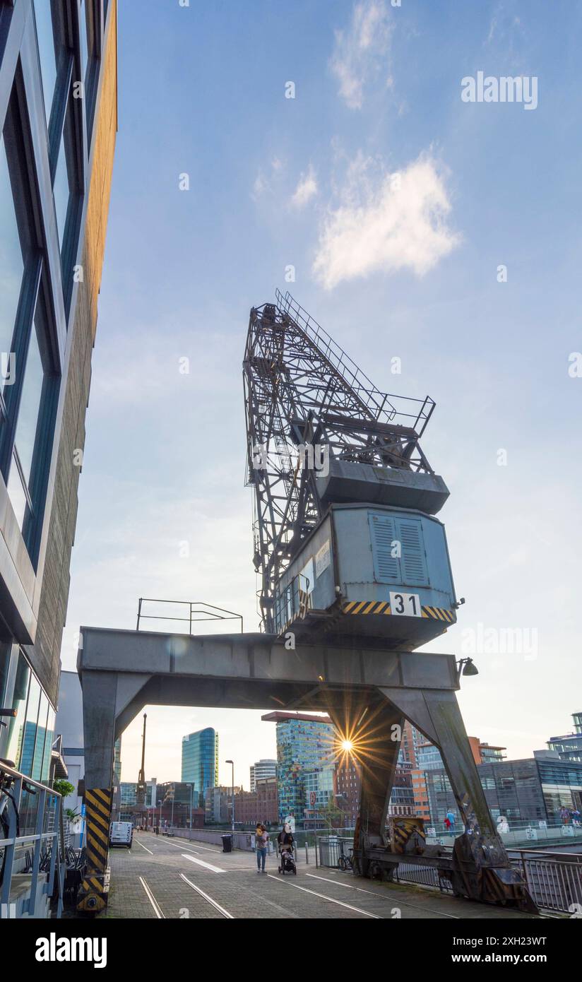 Medienhafen Media Harbor, le pont vivant, restaurant Lido, ancienne grue Düsseldorf Düsseldorf und Neanderland Nordrhein-Westfalen, Rhénanie du Nord Allemagne Banque D'Images