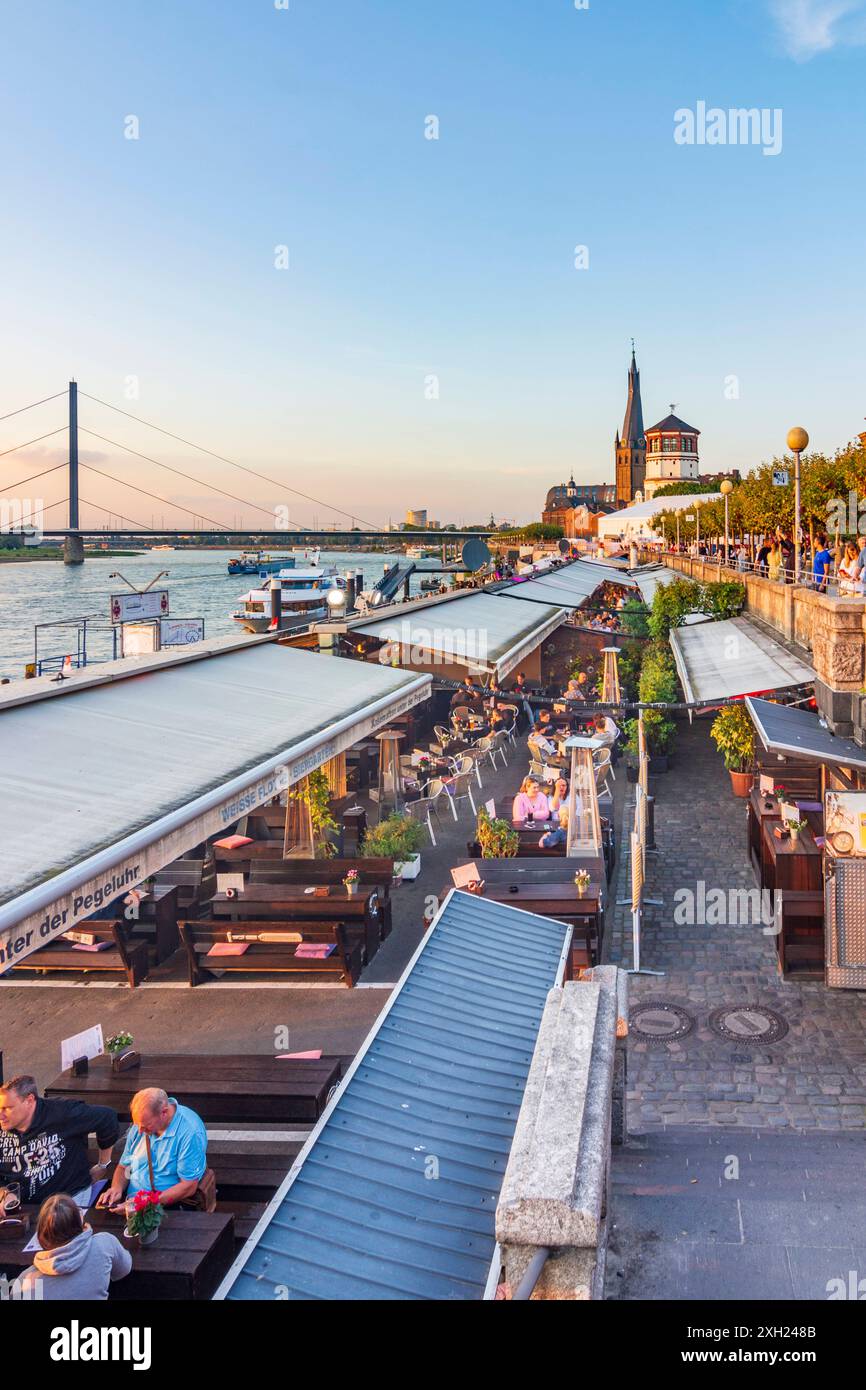 Promenade du Rhin Rheinuferpromenade, rivière Rhein, restaurant en plein air, pont Rheinkniebrücke, pont Oberkasseler Brücke Düsseldorf Düsseldorf und Nea Banque D'Images