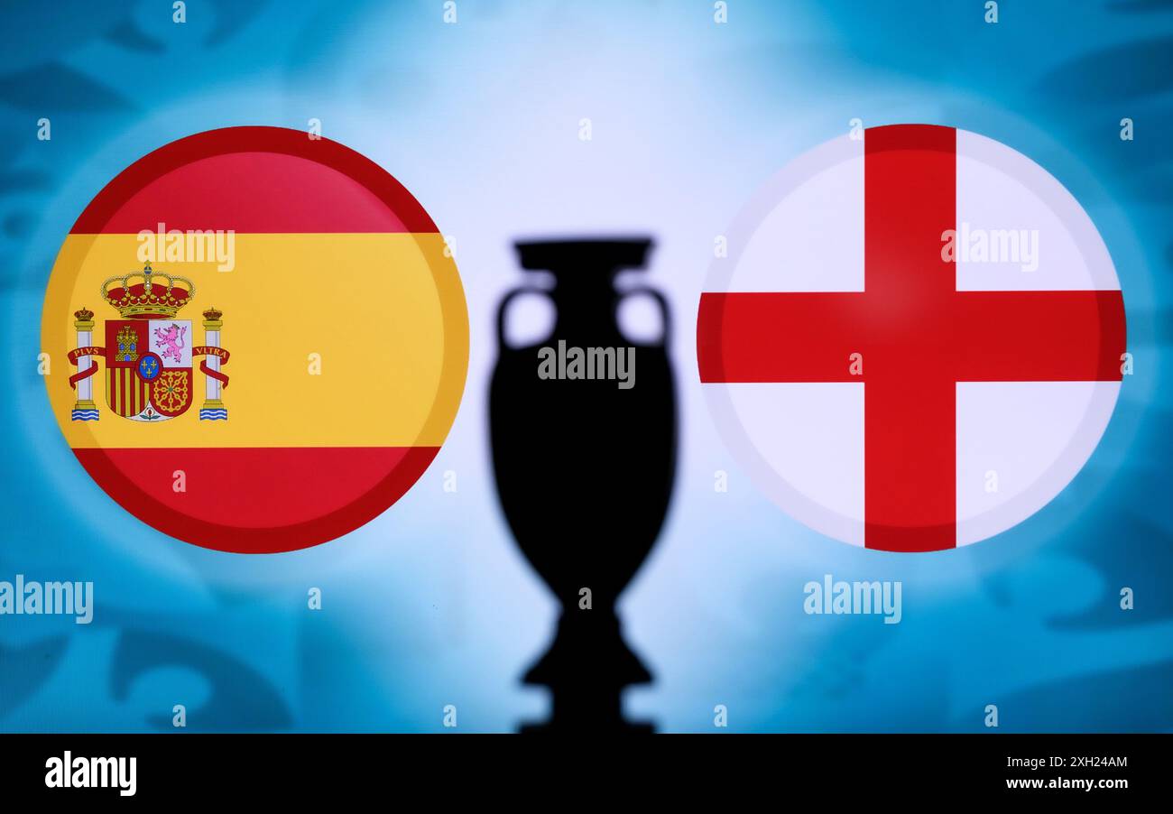 Espagne vs Angleterre et silhouette du trophée de football. Finale du tournoi de football en europe à Berlin le 14. juillet 2024 Banque D'Images