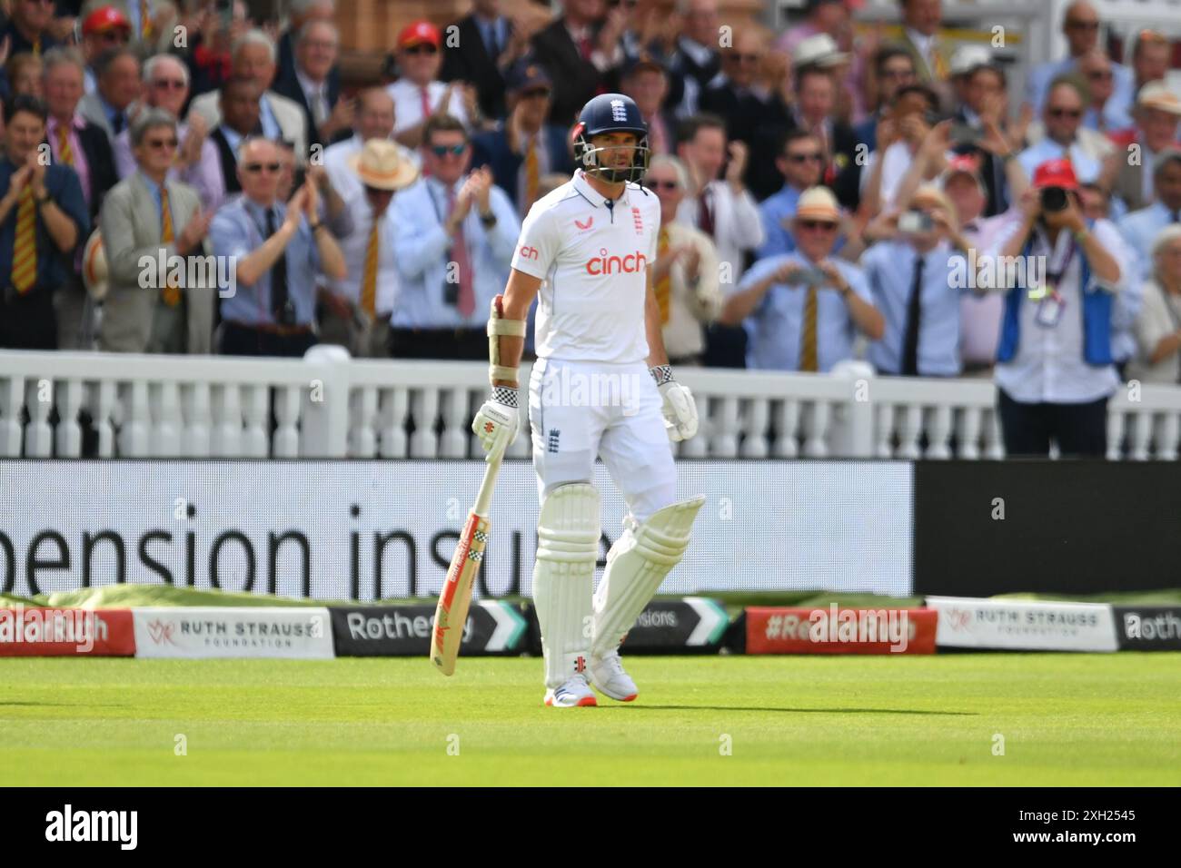 Londres, Angleterre. 11 juillet 2024. Jimmy Anderson sort à la batte lors de sa dernière apparition au test lors de la deuxième journée du Rothesay First Men’s test entre l’Angleterre et les Antilles au Lord’s Cricket Ground. Kyle Andrews/Alamy Live News. Banque D'Images