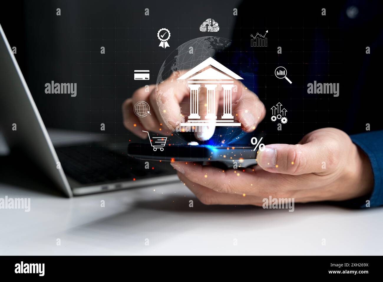 Homme d'affaires utilisant les services bancaires et les paiements en ligne mobiles, marketing numérique. Réseautage financier et bancaire. Connexion réseau client et boutique en ligne Banque D'Images
