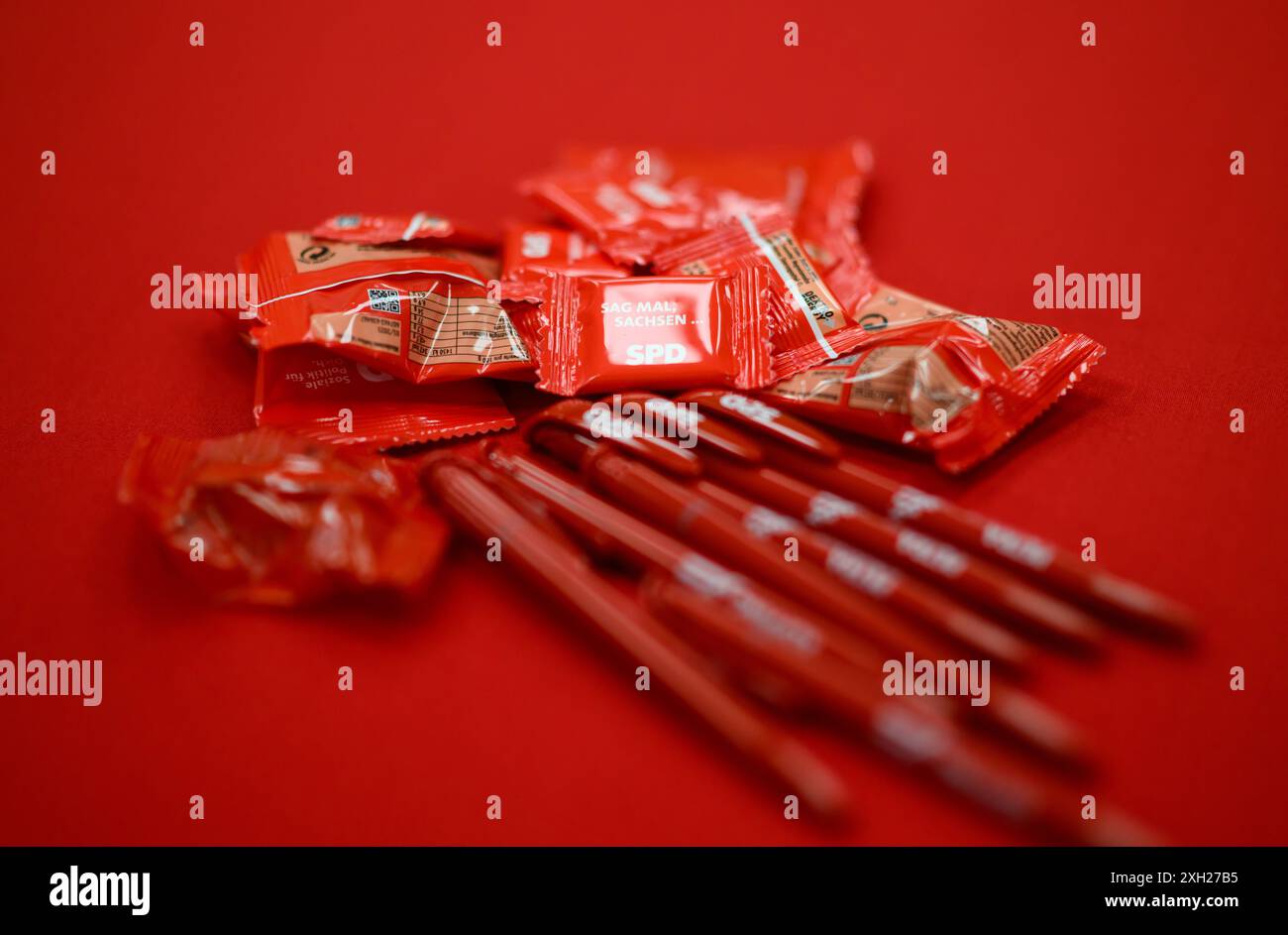 Dresde, Allemagne. 11 juillet 2024. Des stylos et des bonbons avec le logo du SPD reposent sur une table lors de la présentation de la campagne pour les élections d'État en Saxe dans la maison Herbert Wehner. Crédit : Robert Michael/dpa/Alamy Live News Banque D'Images