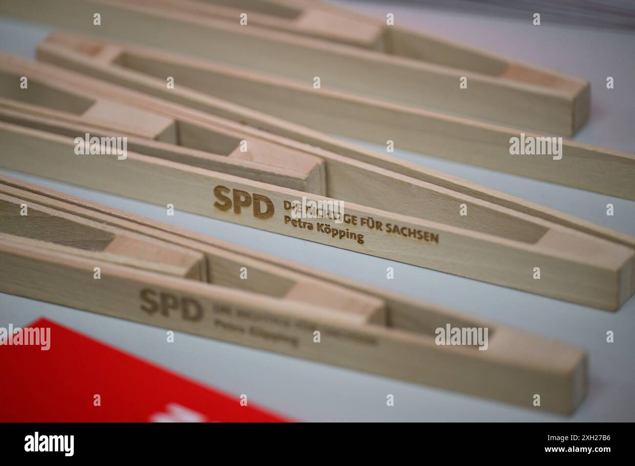 Dresde, Allemagne. 11 juillet 2024. Des pinces à saucisses avec le logo SPD et l'inscription 'Die Richtige für Sachsen Petra Kipping' ('la droite pour Saxe Petra Kipping') reposent sur une table lors de la présentation de la campagne pour les élections d'État en Saxe dans la maison Herbert Wehner. Crédit : Robert Michael/dpa/Alamy Live News Banque D'Images