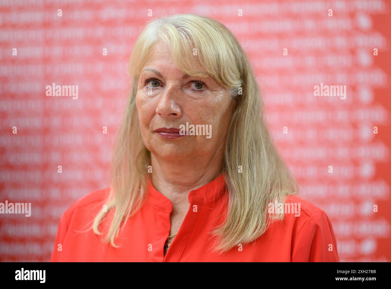 Dresde, Allemagne. 11 juillet 2024. Petra Köpping (SPD), ministre des Affaires sociales de Saxe, se tient devant une bannière lors de la présentation de la campagne pour les élections d'État en Saxe à la Maison Herbert Wehner. Crédit : Robert Michael/dpa/Alamy Live News Banque D'Images