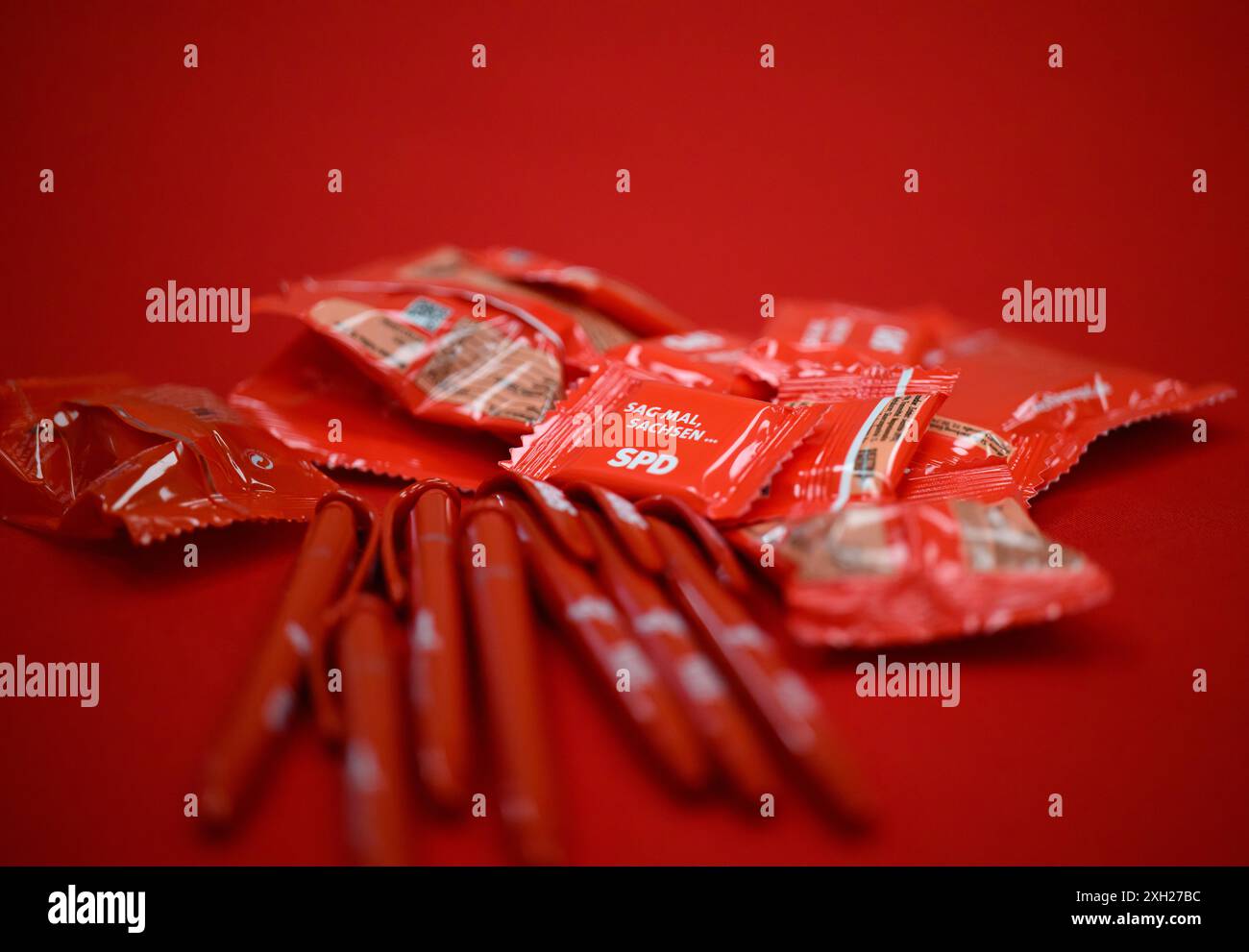 Dresde, Allemagne. 11 juillet 2024. Des stylos et des bonbons avec le logo du SPD reposent sur une table lors de la présentation de la campagne pour les élections d'État en Saxe dans la maison Herbert Wehner. Crédit : Robert Michael/dpa/Alamy Live News Banque D'Images