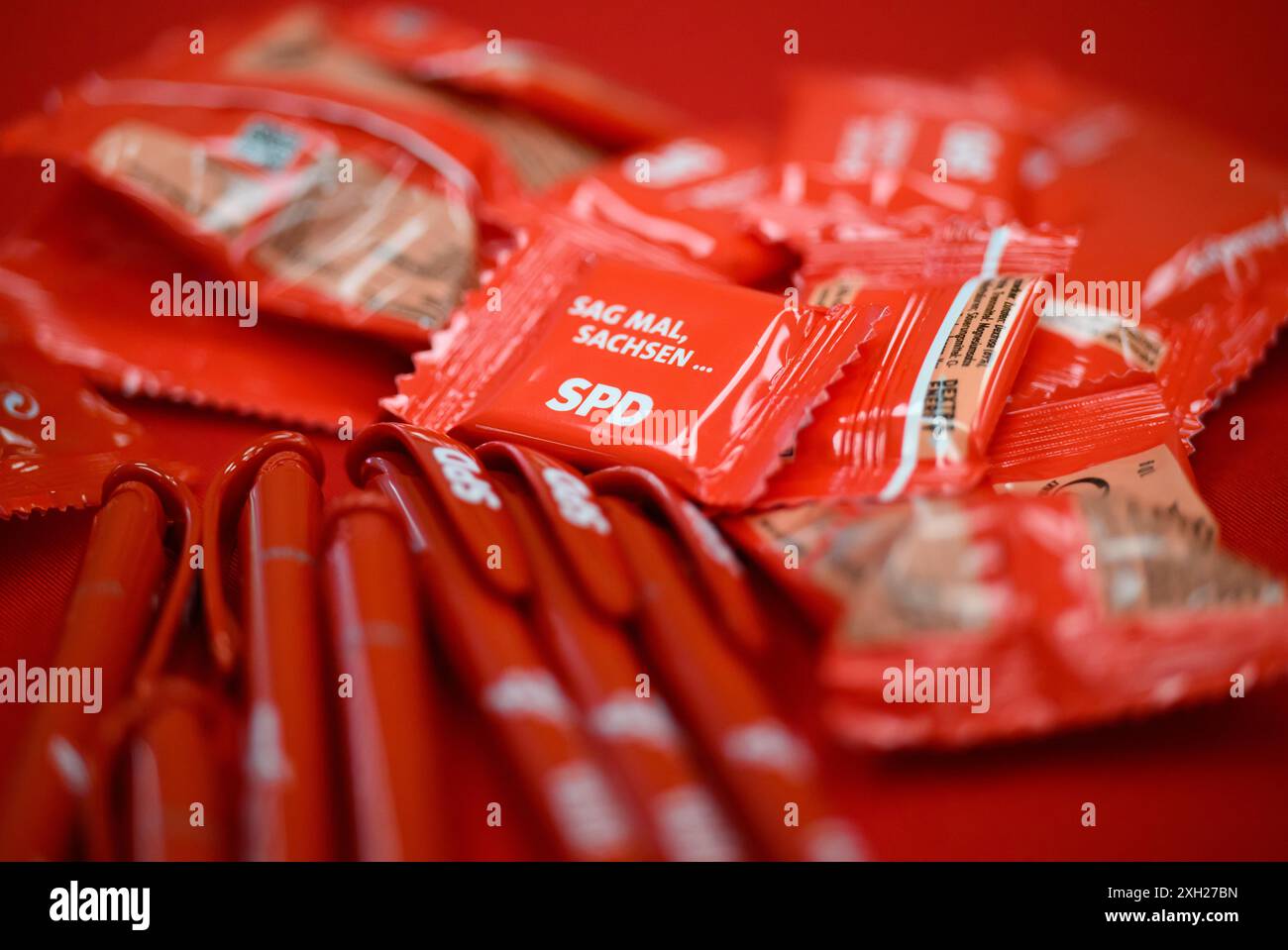 Dresde, Allemagne. 11 juillet 2024. Des stylos et des bonbons avec le logo du SPD reposent sur une table lors de la présentation de la campagne pour les élections d'État en Saxe dans la maison Herbert Wehner. Crédit : Robert Michael/dpa/Alamy Live News Banque D'Images
