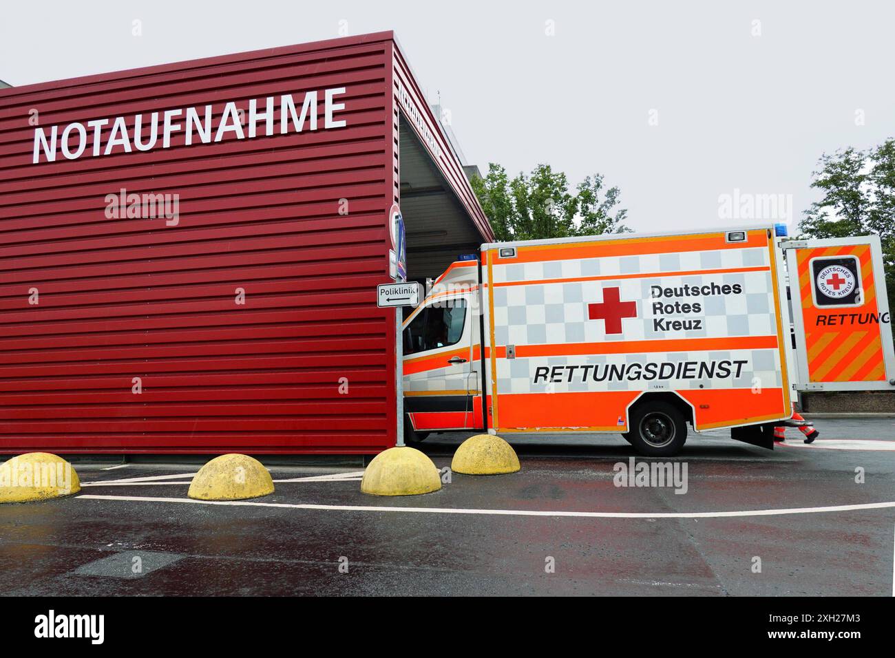 DRK Deutsches Rotes Krez Rettungsdienstwagen vor der Notaufnahmen in der MHH Medizinische Hochschule Hannover - gesehen AM 10.07.2024 *** DRK ambulance de la Croix-Rouge allemande devant la salle d'urgence de la MHH Hannover Medical School vue le 10 07 2024 Banque D'Images