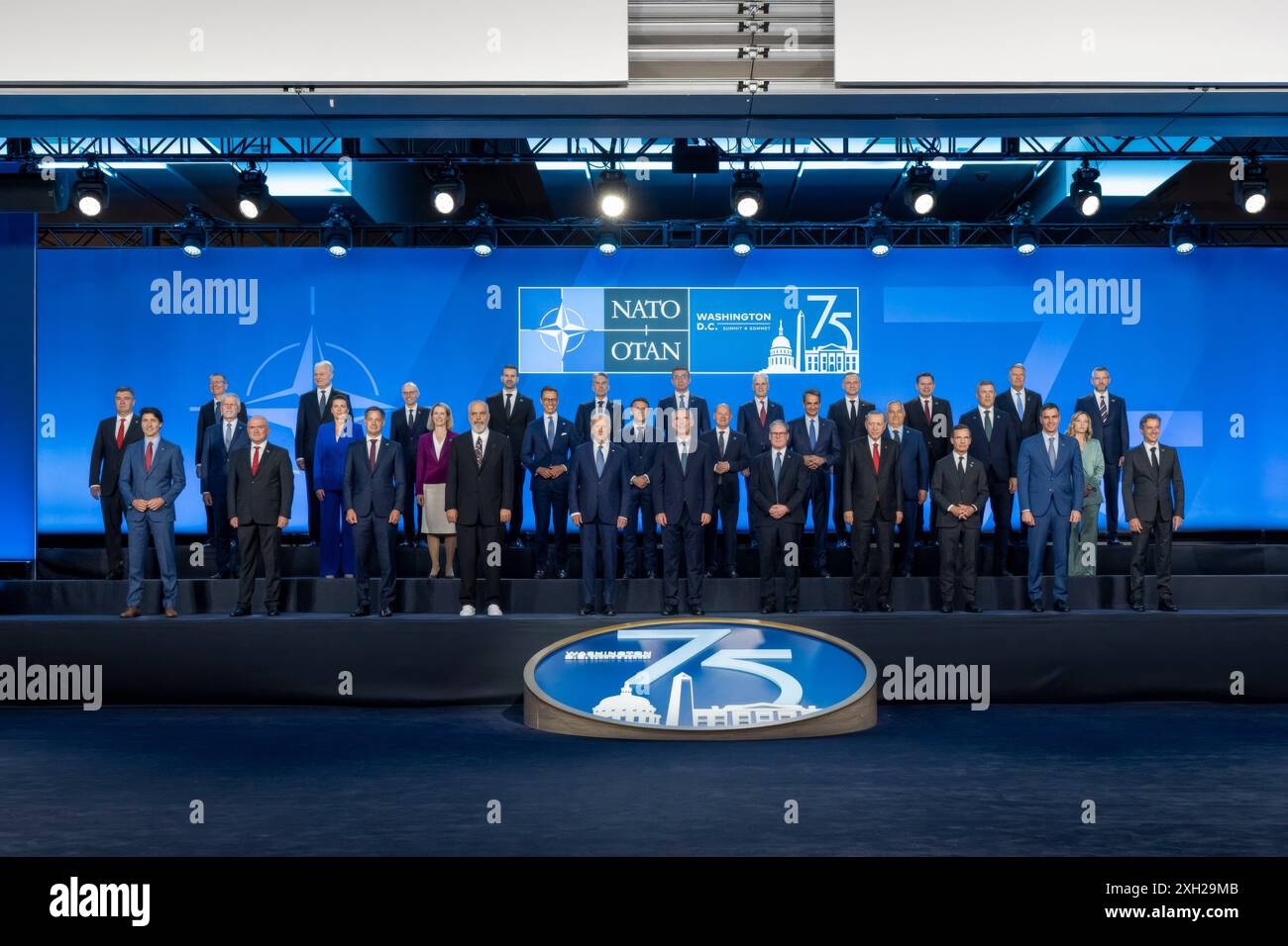 Washington, États-Unis. 10 juillet 2024. U. Le président Joe Biden, au centre, se tient aux côtés des dirigeants de l'OTAN pour la photo de groupe traditionnelle lors du premier jour du Sommet de l'OTAN du 75e anniversaire au Walter E. Washington Convention Center, le 10 juillet 2024 à Washington, DC crédit : Cameron Smith/White House photo/Alamy Live News Banque D'Images