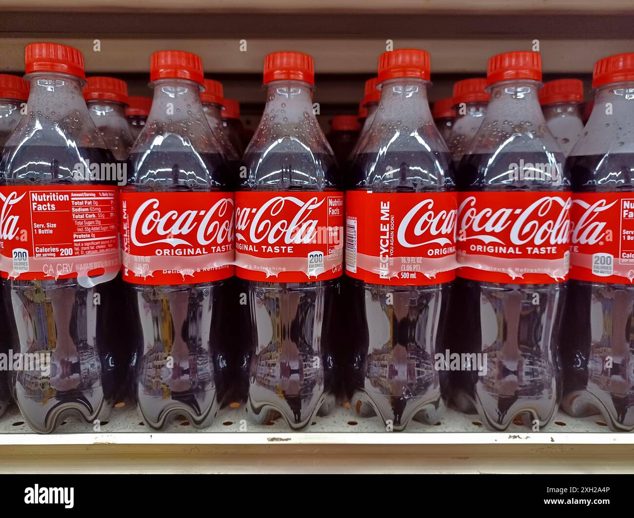 Houston, Texas États-Unis 05-12-2024 : bouteilles de boisson Coca Cola en plastique sur l'étagère du supermarché. Banque D'Images