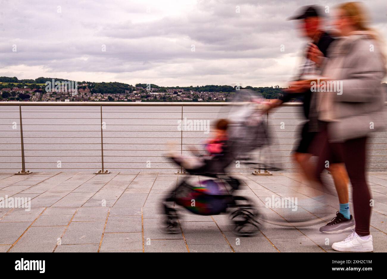 Dundee, Tayside, Écosse, Royaume-Uni. 11 juillet 2024. Météo britannique : le temps frais et nuageux de Dundee en juillet attire seulement quelques habitants et touristes qui passent la journée à marcher et à vélo le long du front de mer de la ville. Crédit : Dundee Photographics/Alamy Live News Banque D'Images