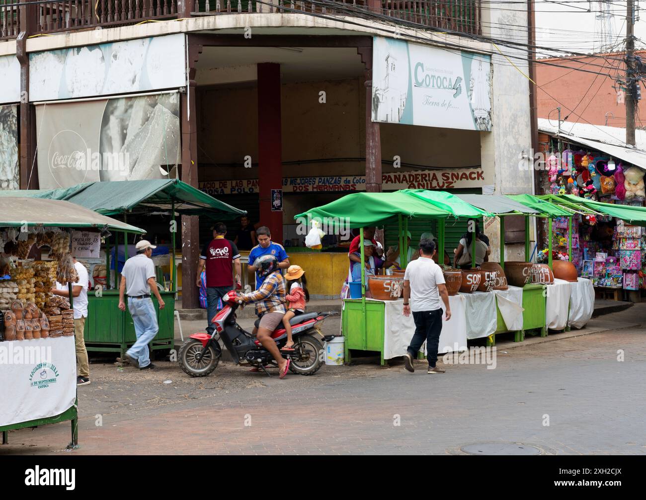 Les gens font des achats dans la ville bolivienne de Cotoca Banque D'Images