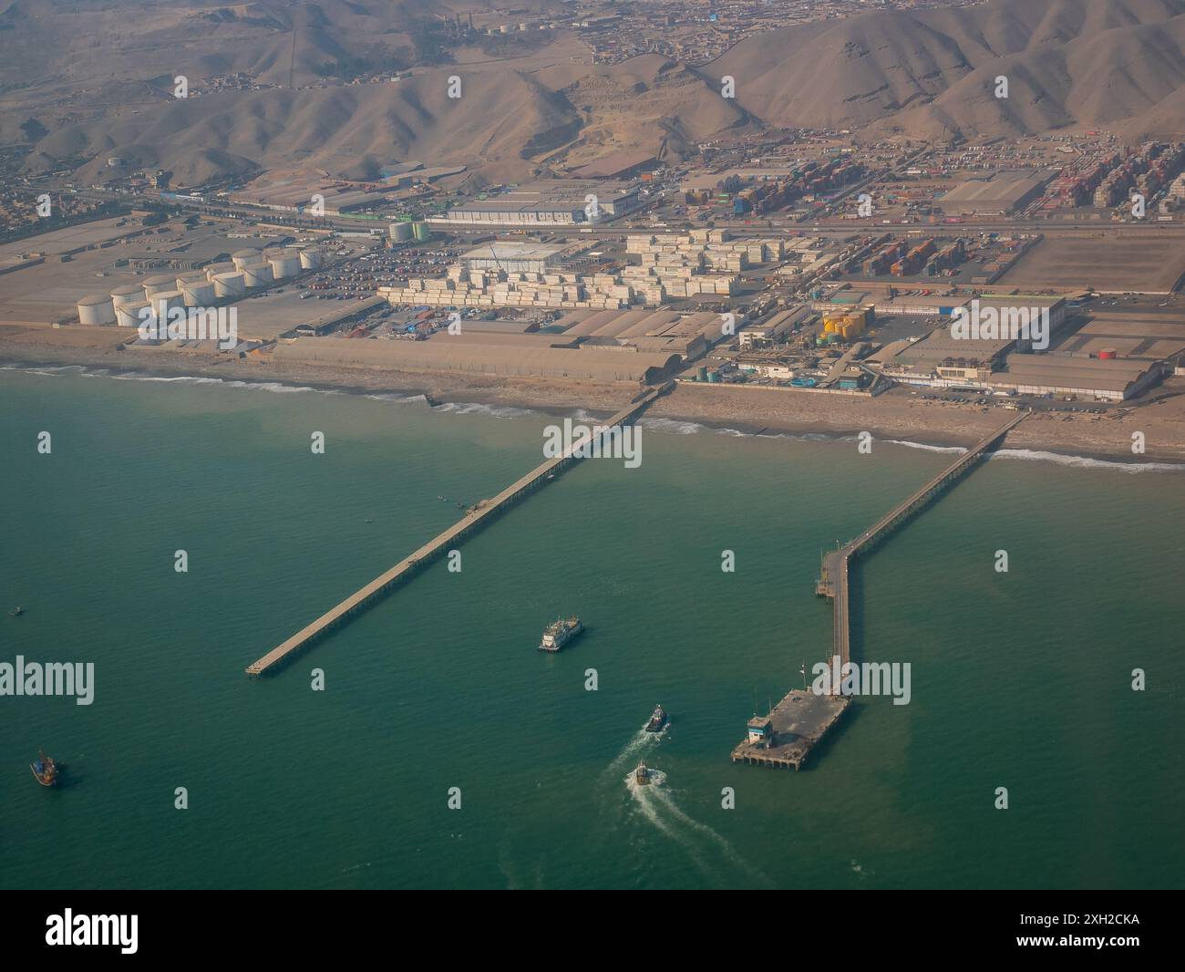 Vue depuis l'avion des bateaux de pêche et le port dans l'océan Pacifique, à Lima, Pérou Banque D'Images