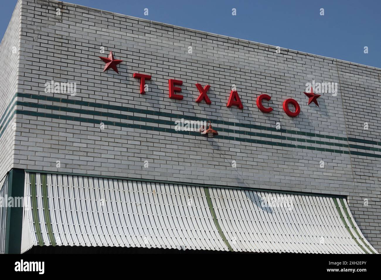 Lebanon, Ohio, États-Unis - 20 juin 2024 : un panneau d'essence et de station-service Texaco vintage est montré à l'extérieur d'un ancien bâtiment pendant la journée. Banque D'Images