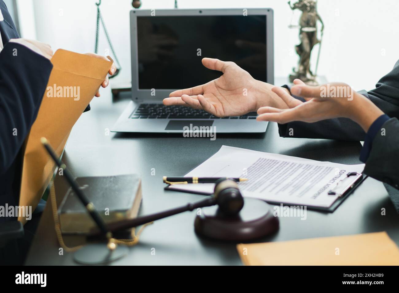 le client rencontre un avocat au sein du bureau du conseiller juridique pour demander des conseils sur la loi et les poursuites qui seront déposées afin d'obtenir un avantage Banque D'Images