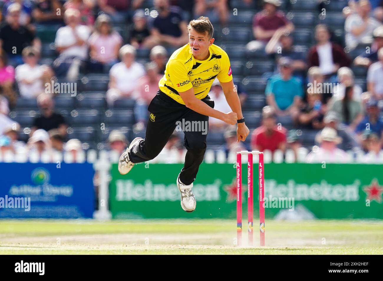Cheltenham, Royaume-Uni, 11 juillet 2024. Le bowling Josh Shaw du Gloucestershire lors du match T20 Vitality Blast entre le Gloucestershire et le Middlesex. Crédit : Robbie Stephenson/Gloucestershire Cricket/Alamy Live News Banque D'Images