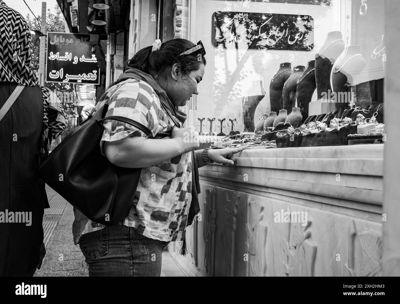 Femme devant une bijouterie. Banque D'Images