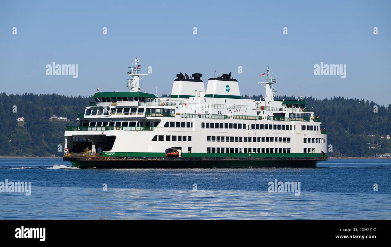 Mukilteo, WA, États-Unis - 7 juillet 2024 ; Washington State Ferry MV Suquamish naviguant sur l'eau calme dans la journée Banque D'Images