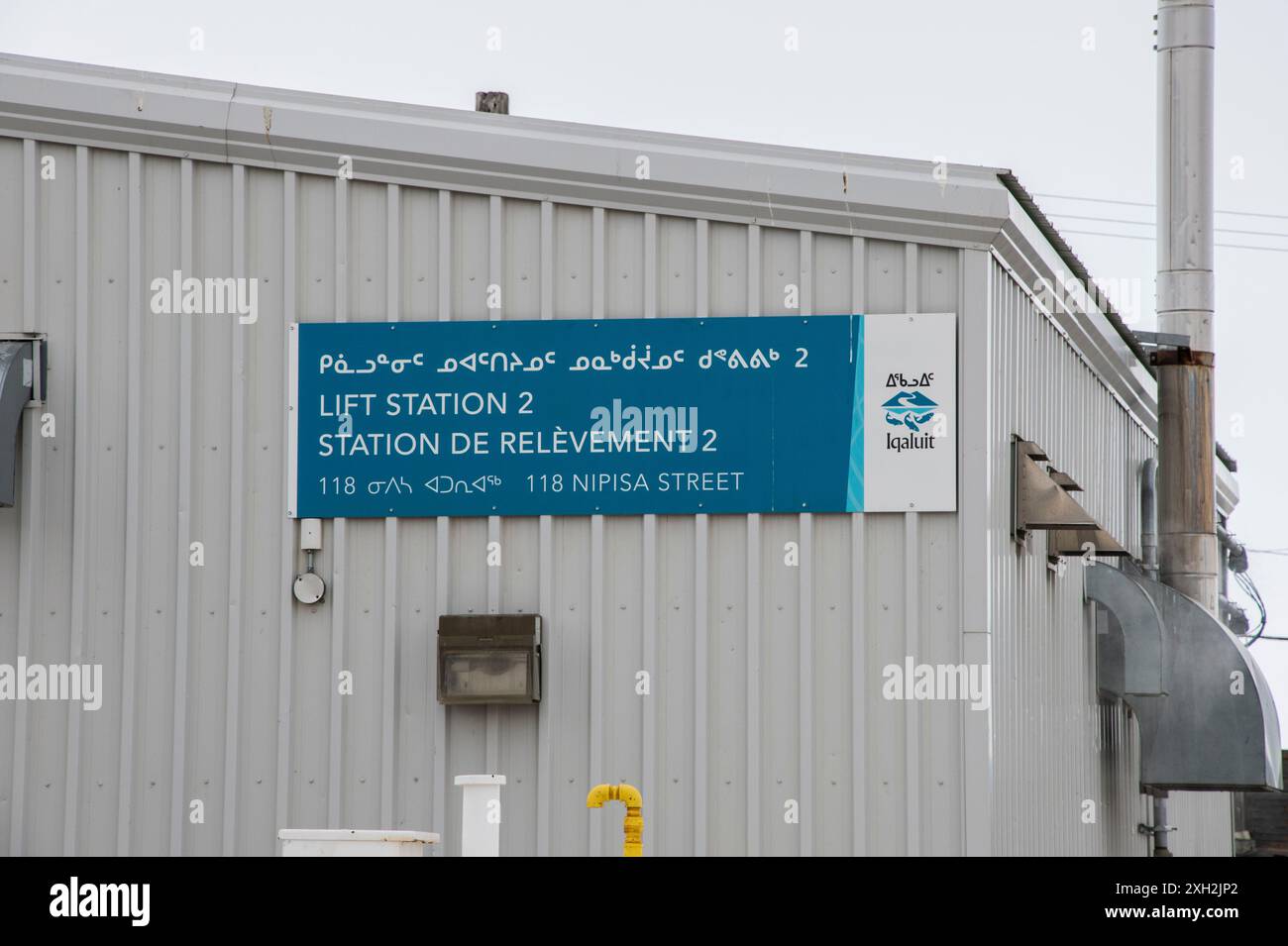 Panneau de la station de remontée multilingue 2 en anglais, français et inuktitut sur la rue Nipisa sur la baie Frobisher à Iqaluit, Nunavut, Canada Banque D'Images