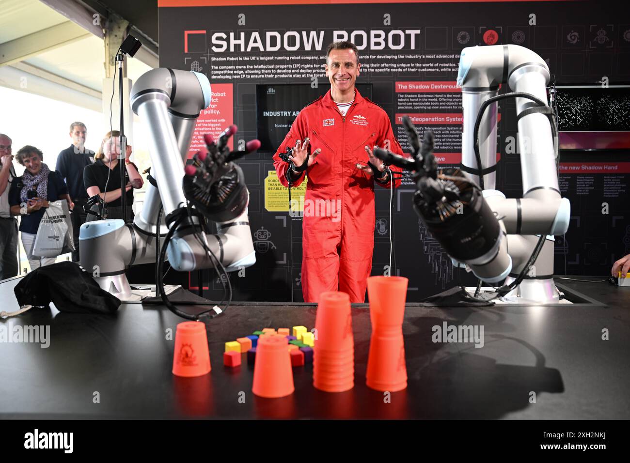 UTILISATION ÉDITORIALE UNIQUEMENT les flèches rouges testent le robot fantôme en collaboration avec Google DeepMind au future Lab présenté par Randox au Goodwood Festival of Speed présenté par Mastercard, qui se déroule dans le parc entourant Goodwood House dans le West Sussex. Date de la photo : jeudi 11 juillet 2024. Banque D'Images