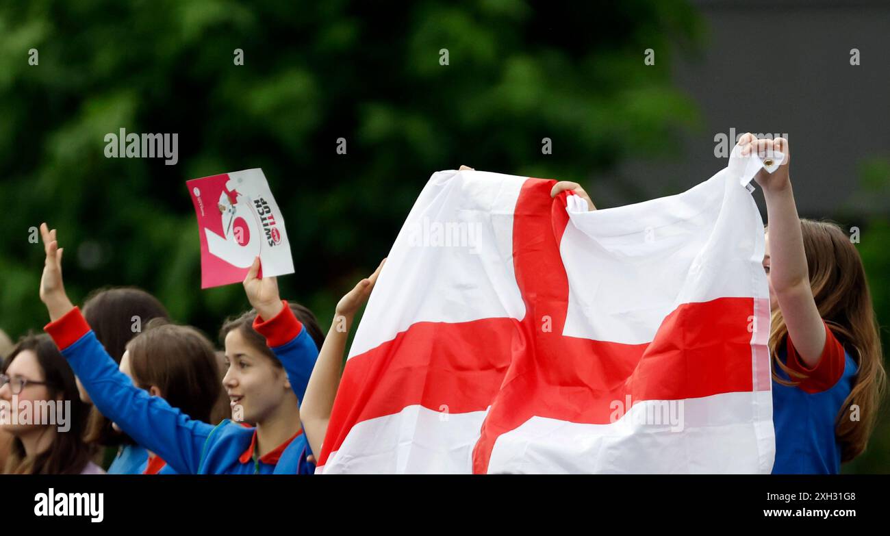 Les supporters anglais dans les tribunes montrent leur soutien lors du troisième T20 International au Spitfire Ground, Saint-Laurent. Date de la photo : jeudi 11 juillet 2024. Banque D'Images