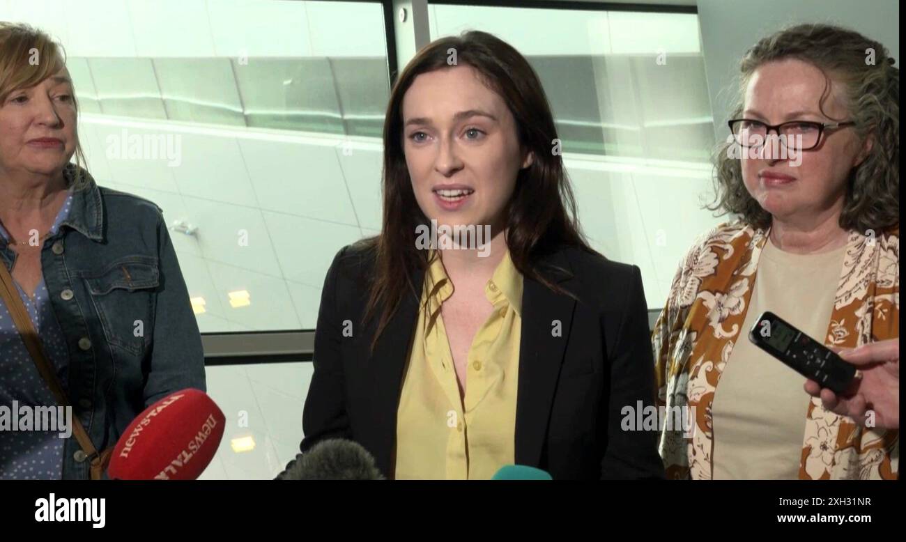 Tori Towey s'adresse aux médias après son arrivée à l'aéroport de Dublin avec sa tante, Ann Flynn (à gauche) et sa mère Caroline (à droite) jeudi. Date de la photo : jeudi 11 juillet 2024. Banque D'Images