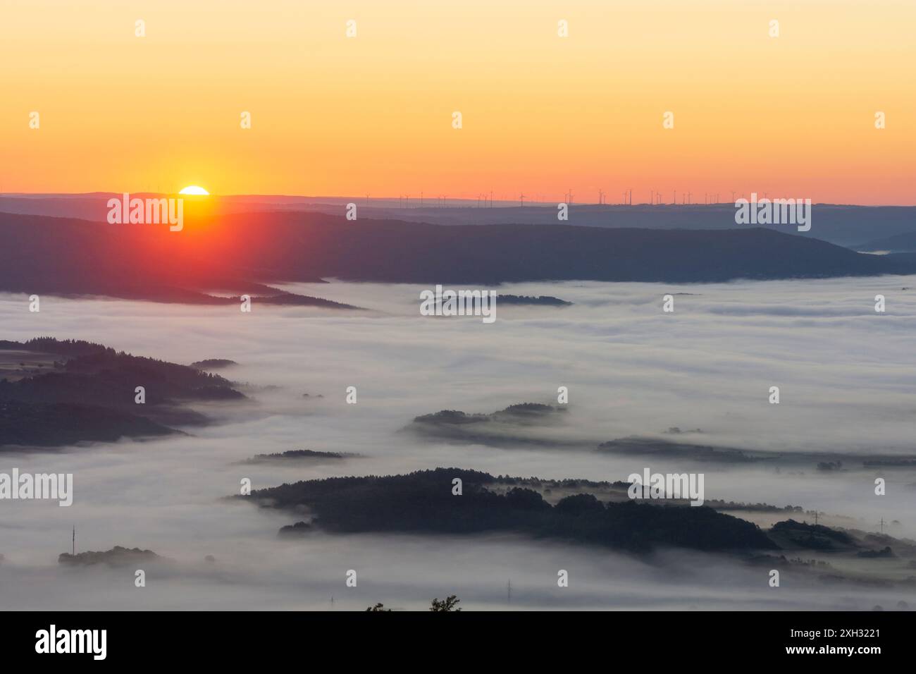 Meißner : lever de soleil sur la vallée de Werra, brume, éoliennes à Nordhessen, Hessen, Hesse, Allemagne Banque D'Images