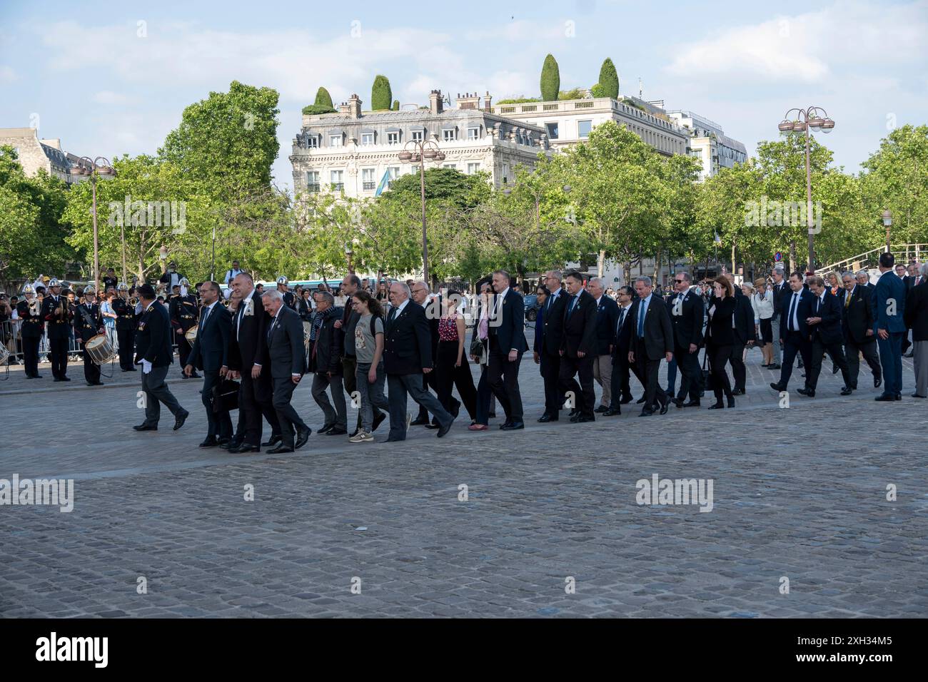 Paris, France, 05 juin 2024 : anciens combattants français portant des uniformes et des représentants lors d'une cérémonie militaire sous l'Arc de Triomphe Banque D'Images